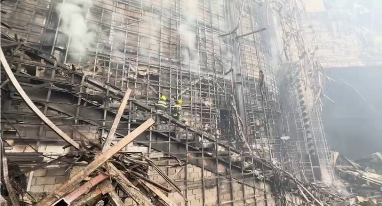 На месте теракта в "Крокус Сити Холле" в Красногорске. Кадр из видео в телеграм-канале губернатора Московской области https://t.me/vorobiev_live/6175 На месте теракта в "Крокус Сити Холле" в Красногорске. Кадр из видео в телеграм-канале губернатора Московской области https://t.me/vorobiev_live/6175